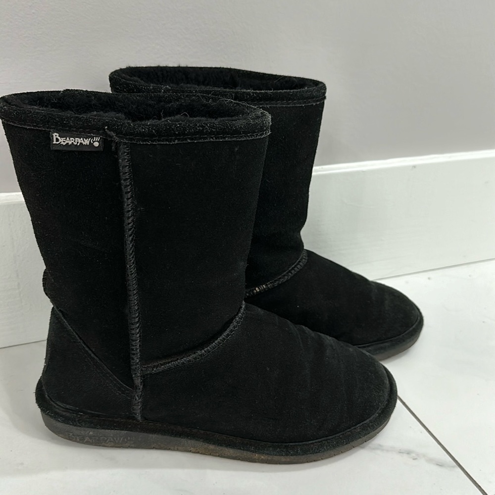 Size 8 women’s Black BearPaw boots, in used good condition